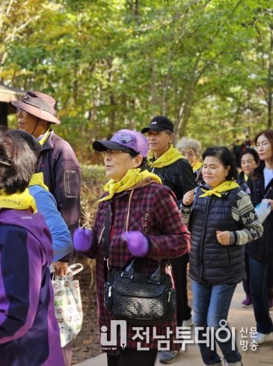 5일 경암근린공원에서 열린 2025 한마음 치매극복 걷기행사에서 시민들이 걷고 있다.