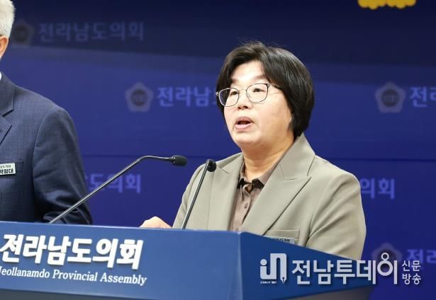 11월 3일, 도의회 브리핑룸에서 진보당·정의당 소속 도의원들이 한미 관세 협상에 대한 공동 기자회견을 열고 정부의 대미 현금투자 합의를 규탄하고 있다.
