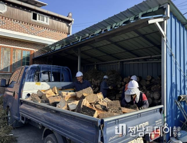 지난 5,6일 관내 어려운 이웃에게 땔감을 전달하는 모습