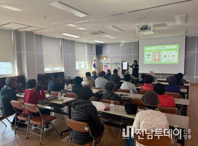 맞춤형 ICT 교육에 참석한 곡성군 어르신들