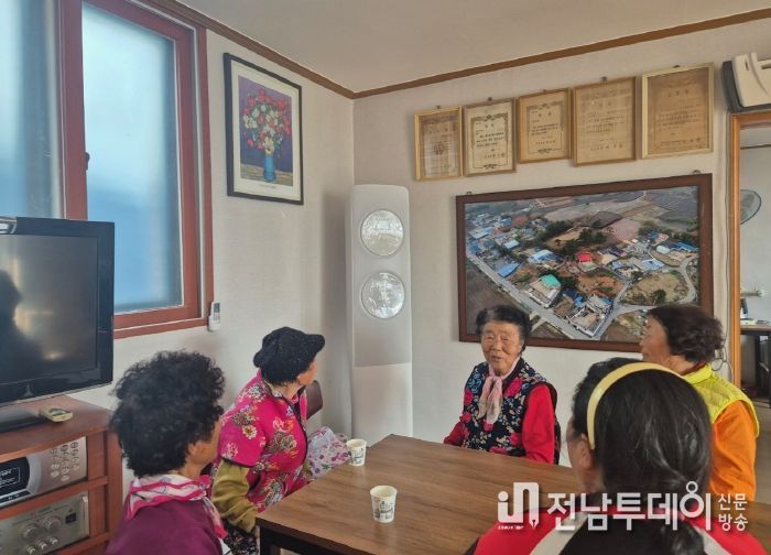 가전제품 구입비 지원으로 경로당에 새로 설치된 에어컨