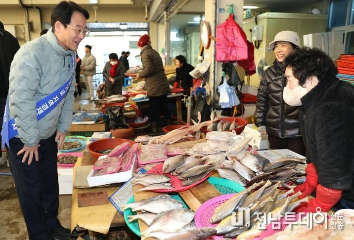 강진원 강진군수가 강진읍시장을 찾아 상인들과 얘기를 나누고 있다.