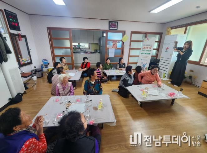 강진군 군동면 평리경로당에서 어르신들이 노인자살예방 프로그램 ‘내·안·愛’에 참여하고 있다.