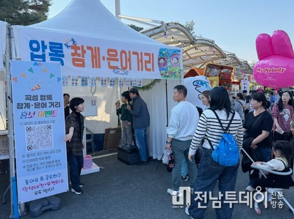 정화활동에 참여하고 있는 음식거리 영업주들