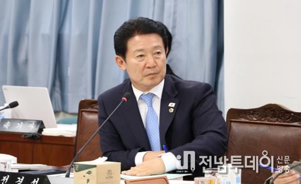 전라남도의회 제395회 제2차 정례회 기획행정위원회 소관 행정사무감사에서 전경선 의원이 집행부를 향해 질의를 하고 있다.