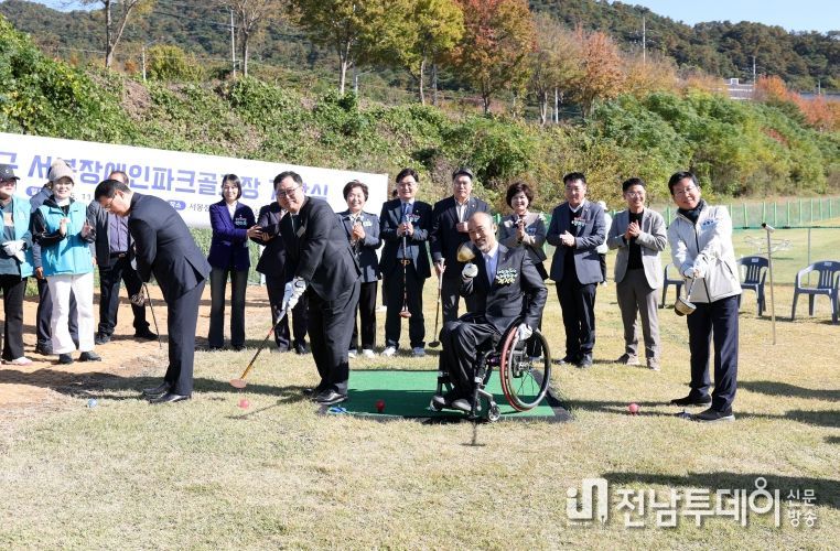 박병규 광산구청장이 10일 서봉장애인파크골프장 개장식에서 정진완 대한장애인체육회장, 김명수 광산구의회 의장과 함께 시타를 하고 있다.