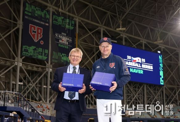 2025 K-BASEBALL SERIES 체코전 후원품 전달