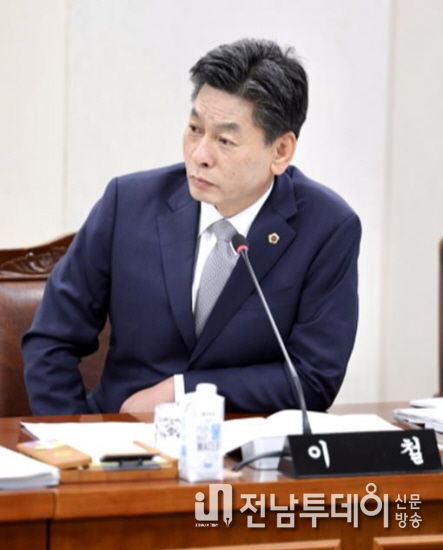 이철 부의장이 2025년 인재육성교육국 행정사무감사에서 질문하고 있다.