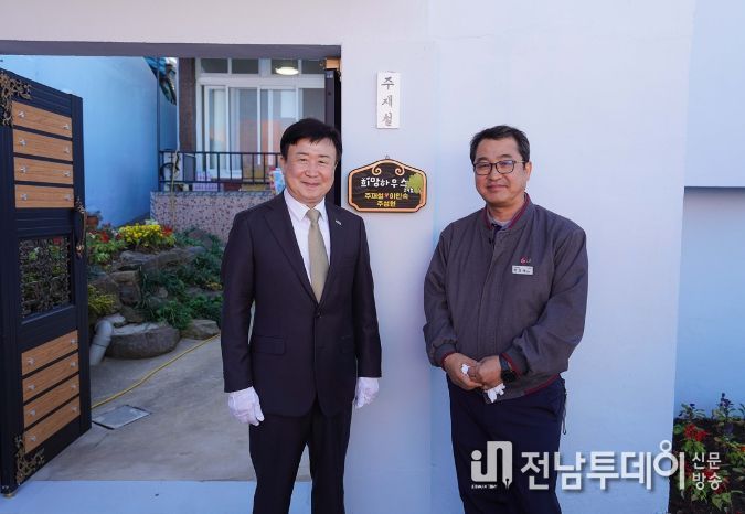 LG화학 VCM공장(공장장 박정배)·CA공장(공장장 허재훈)과 함께 동문동 장애인 가정을 위한 ‘희망하우스 29호’를 완공하고 지난 10일 현판식을 개최했다