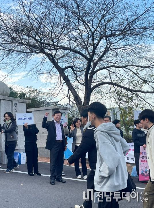 2025학년도 대학수학능력시험 당시 정기명 시장 수험생 응원 현장(여수충무고)