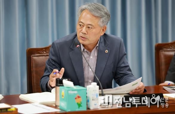 박성재 전남도의원이 (재)남도장터 김경호 대표에게 질의하고 있다.