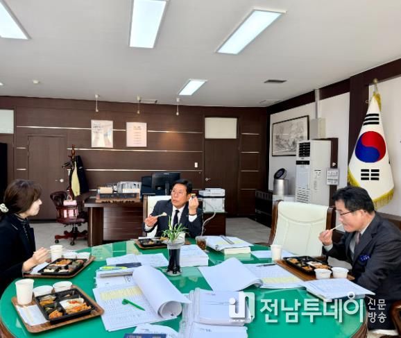 조상래 곡성군수와 군 관계자들이 도시락 회의를 하며, 2026년 예산안을 검토하고 있는 모습