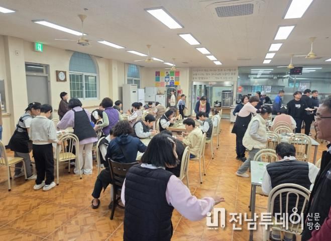 곡성군에 소재한 청학(중식당)에서 취약계층에 짜장면을 제공하고 있는 모습