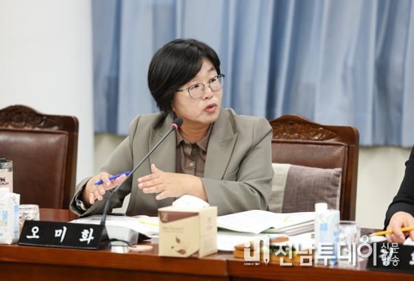전라남도의회 제395회 제2차 정례회 기획행정위원회 소관 인재육성교육국 행정사무감사(10일)에서 오미화 의원이 집행부를 향해 질의하고 있다.
