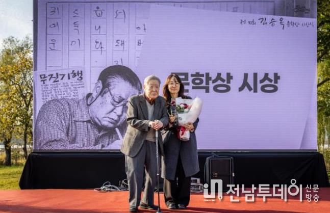 7일 진행된 김승옥문학상 시상식에 김승옥 작가가 대상 수상자인 최은미 소설가에 직접 상을 수여했다(좌측부터 김승옥 작가, 최은미 소설가)