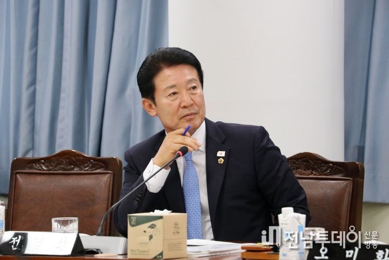 전라남도의회 제395회 제2차 정례회 기획행정위원회 소관 행정사무감사에서 전경선 의원이 집행부를 향해 질의를 하고 있다.