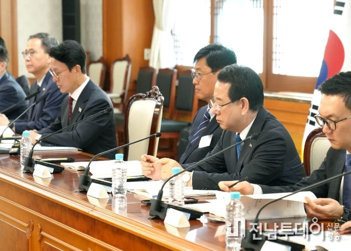 김영록 전라남도지사가 12일 오후 정부서울청사에서 김민석 국무총리(위원장)를 비롯한 관계 장관, 광주광역시장, 유가족 대표 등이 참석한 가운데 열린 ‘12·29여객기참사 피해자 지원·추모위원회 제1차 회의’에서 모두발언을 경청하고 있다.