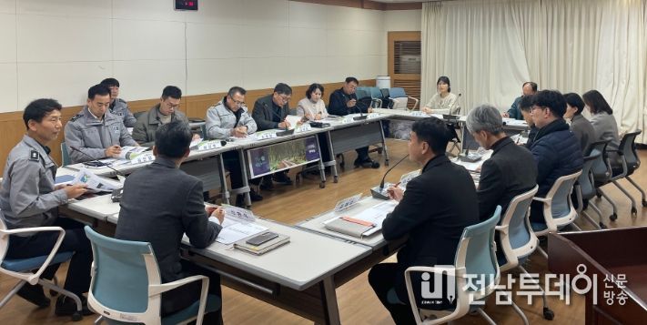 강진군청 소회의실에서 자치경찰 실무협의회 정기회의를 하고 있다.