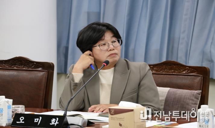 전라남도의회 제395회 제2차 정례회 기획행정위원회 소관 전남연구원 행정사무감사(11일)에서 오미화 의원이 집행부를 향해 질의하고 있다.