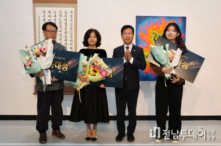 광산구가 13일 소촌아트팩토리에서 ‘제35회 어등미술대전 시상식 및 전시회’를 열었다. 박병규 광산구청장(오른쪽에서 두 번째)이 수상자(왼쪽부터 서예 부문 윤동욱 작가, 문인화 부문 김민효 작가, 어등대상 수상 회화부 김승효 작가)들과 기념사진을 촬영하고 있는 모습.