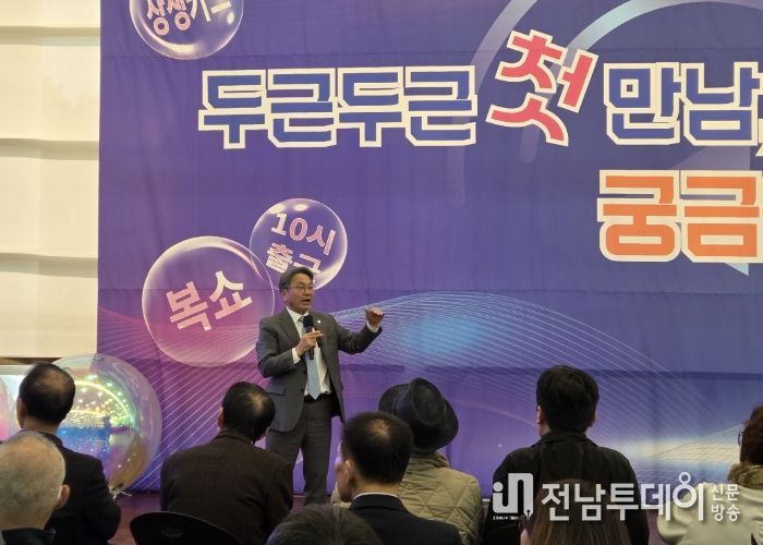 강기정 광주광역시장이 13일 오후 시청 1층 시민홀에서 열린 ‘광주온(ON) 시민정책참여단 만남의 날’ 행사에 참석해 시민들과 시정 현안을 공유하고 있다. /광주광역시 제공