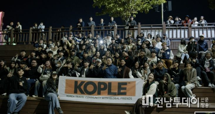 화순 꽃강길 음악분수를 감상하는 코플 관광객