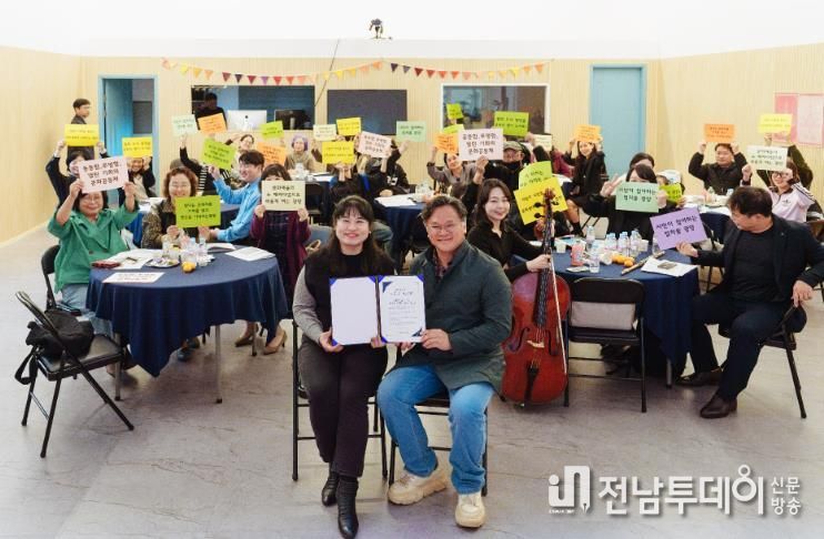 ‘모두의 살롱’에서 광양 예술인 목소리 선포 - 문화예술과(마지막 결과 공유회 _모두의 살롱_ , 단체사진)