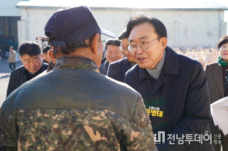 윤병태 나주시장이 14일 건조벼 매입 현장에서 농가들을 격려하고 있다.