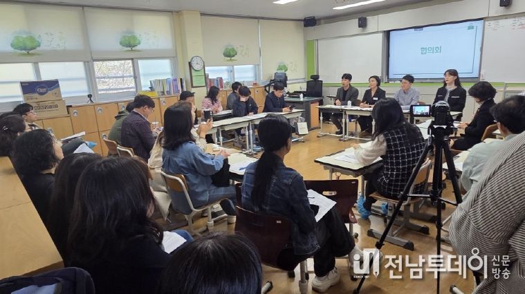 전남교과교육연구회 ‘2025 제4차 수업나눔 연수회’에 참여한 교사들이 수업나눔 후 협의회를 진행하고 있다.