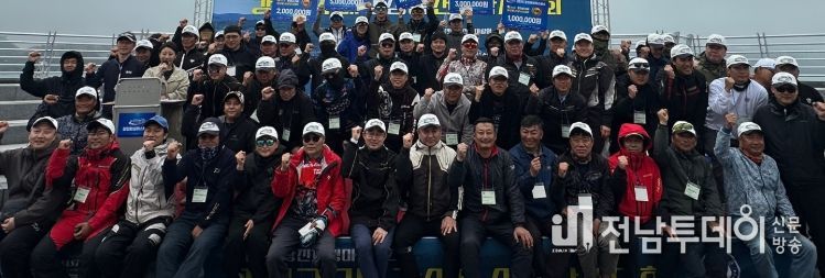 강진 피싱마스터스대회 참가자들이 대회가 끝난 뒤 한 자리에 모여 파이팅을 외치고 있다.