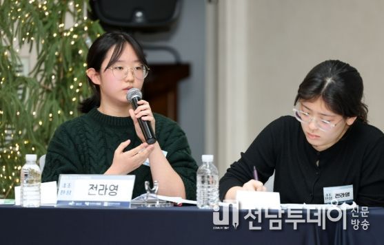 지난 15일 호남대학교 성인관 국제회의실에서 열린 ‘2025 청소년 토론한마당’에서 ‘청소년 실습(인턴) 활동의 노동 인정’ 주제로 학생들이 열띤 토론을 펼치고 있다.