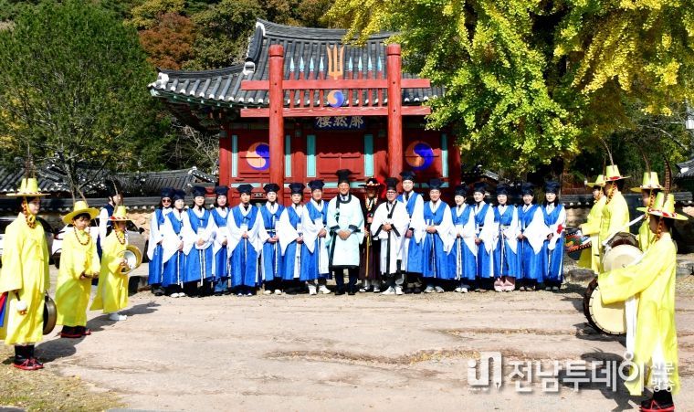 13일 청렴문화 체험교육에 참여한 김한종 장성군수와 공직자들이 필암서원 앞에서 기념사진을 남기고 있다