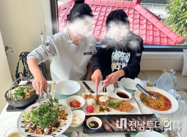 점심 식사를 즐기는 아동과 부모