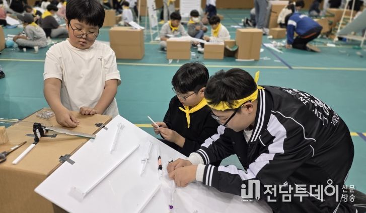 2025 전라남도 창의‧도전 페스티벌’에 참가한 학생들이 롤링볼 제작 활동을 하고 있다.