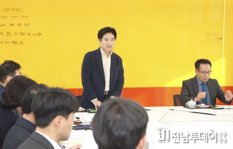 김대중 전남교육감과 해룡중학교 교육가족들이 ‘AI기반 교육과 인성교육 조화 방안’을 주제로 차담회를 하고 있다.