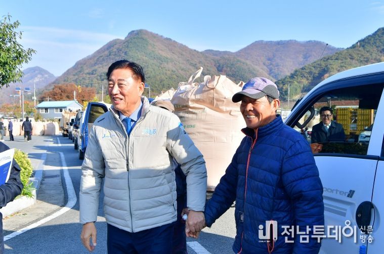 김한종 장성군수(좌측)가 17일 북하면 쌀 수매 현장을 방문해 농업인들에게 감사 인사를 전했다
