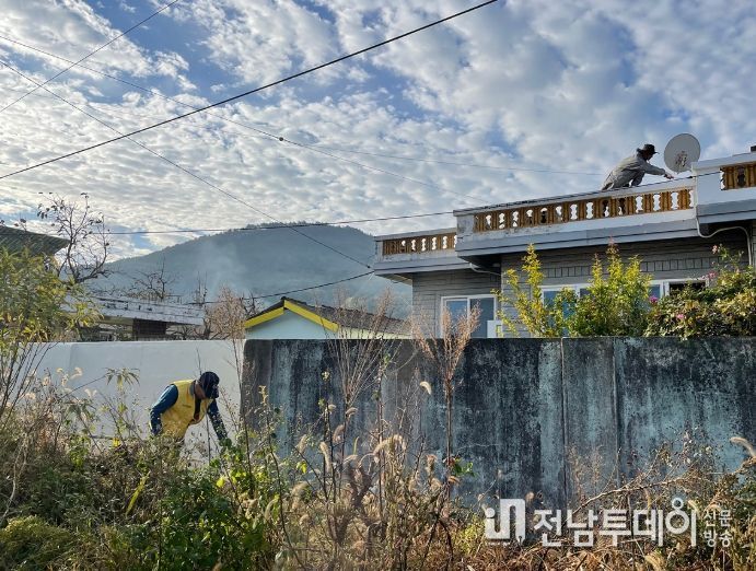 여수시 무지개봉사단(단장 김성오)은 지난 16일 퇴원을 앞둔 화양면 독거 어르신 가정을 방문해 노후된 외벽의 도색 봉사 활동을 펼쳤다.