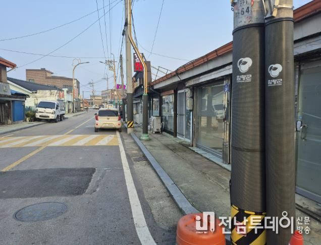 불법광고물 부착방지물 설치 사진