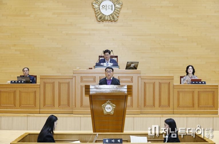 19일, 제332회 신안군의회 제2차 정례회에서 시정연설 중인 김대인 신안군수 권한대행