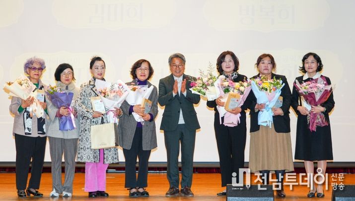 강기정 광주광역시장이 22일 오후 서구 김대중컨벤션센터에서 열린 '2025년 아이돌보미 소통의 날' 행사에 참석해 유공자 표창을 한 뒤 기념촬영을 하고 있다.