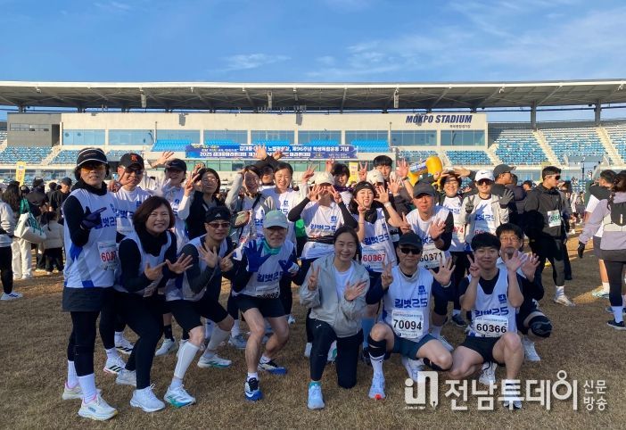 전라남도교육청 소속 마라톤 동호회 ‘길벗 25’동호인들이 23일 열린 ‘2025 김대중마라톤대회 및 제38회 전남교육감기 마라톤 대회’에 참가해 기념사진 촬영을 하고 있다.