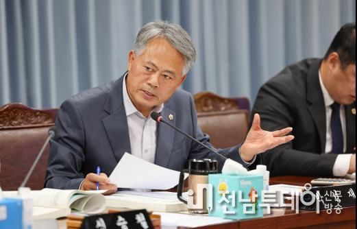 박성재 전남도의원이 해양수산국 박영채 국장에게 질의하고 있다.