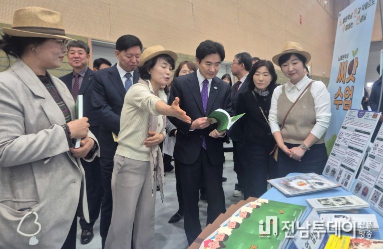 김대중 전남교육감이 22일 열린 ‘2030 유‧초등 수업한마당’에 선보인 ‘노벨문학상 씨앗수업’을 살펴보고 있다.