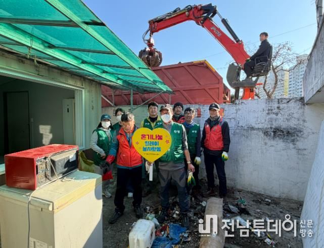 주거환경개선에 참여한 전국민주연합노동조합 화순지부 조합원(환경미화원)모습