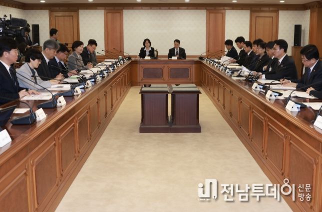 김민석 국무총리가 25일 세종대로 정부서울청사에서 열린 미세먼지특별대책위원회를 주재하고 있다.