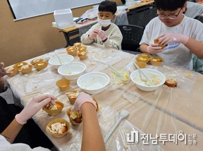 곡성군 관내 아이들이 드림스타트 요리교실에 참여하고 있는 모습