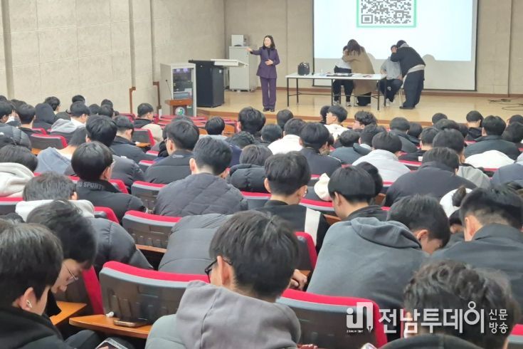 광주학생교육문화회관이 지난 20일 광덕고등학교 강당에서 진행한 이미지 메이킹 강의에서 광덕고등학교 3학년 학생들이 직접 메이크업과 헤어스타일을 시연해보고 있다.