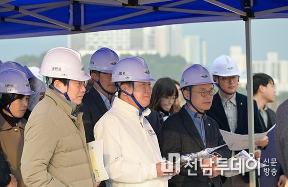 정기명 여수시장이 지난 25일 2026여수세계섬박람회 주행사장인 돌산 진모지구에서 섬박람회 주행사장 조성현황과 육상 교통대책을 꼼꼼히 점검하고 있다.