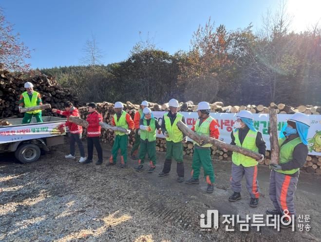 보성군, 겨울철 취약계층 42가구에 ‘사랑의 땔감’ 42톤 지원_보성군은 독거 어르신·기초생활수급자 등 난방 취약계층 42가구에 화목용 땔감 42톤을 무상 공급할 예정이다