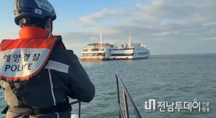 흑일도 남방 해상서 여객선 기관고장.. 완도해경, 신속 대응으로 승객 안전 확보(배포사진).